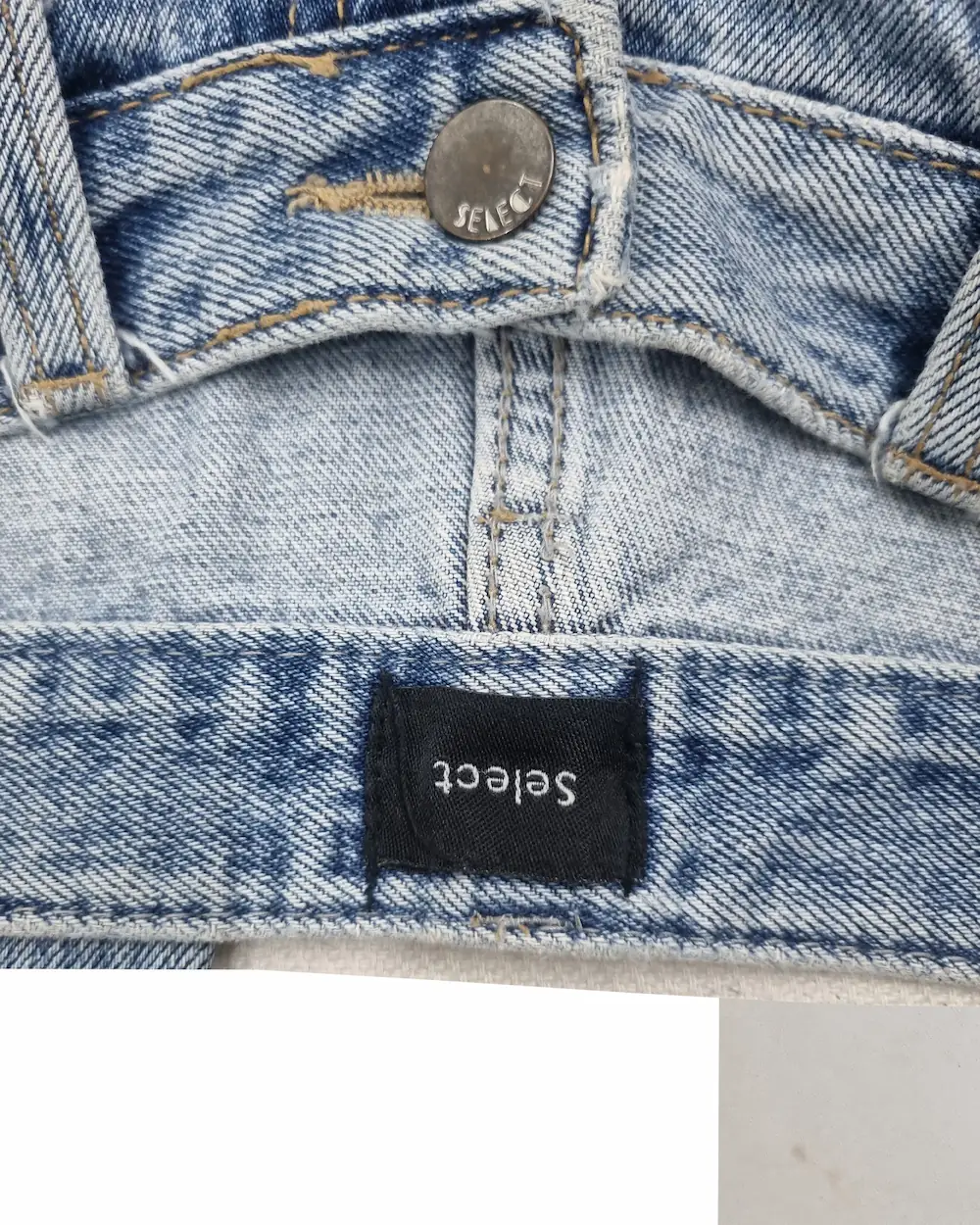 select jeans for both genders look cool and trendy with this jeans